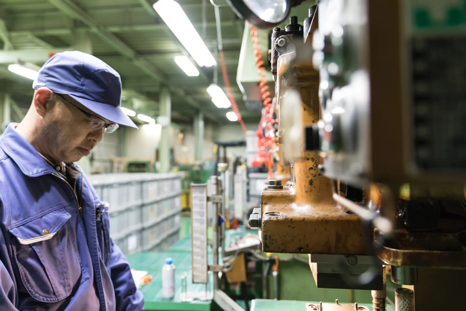 Enagic'in Japonya'daki fabrikasında parça işleyen bir teknisyen