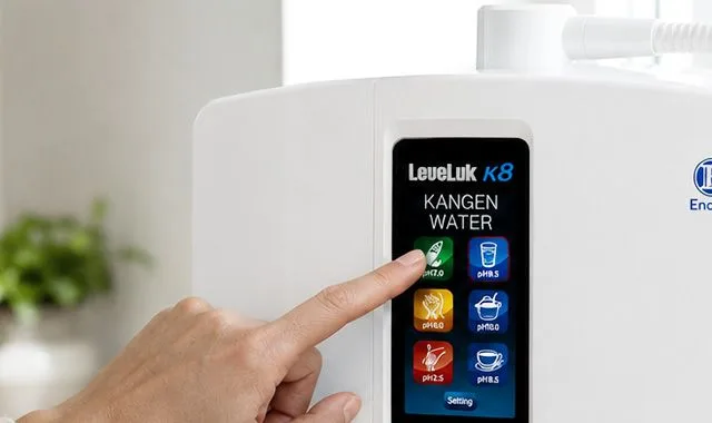 K8'in renkli dokunmatik ekranında su seçen bir parmak