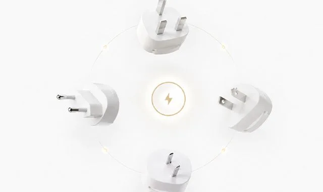 Bir güç sembolünün etrafına dizilmiş uluslararası fiş adaptörleri